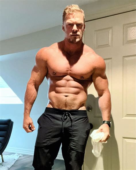 alan ritchson height|Alan Ritchson Bio, Wiki, Age, Reacher, Aquaman,。